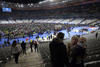 Los espectadores del partido ingresaron a la cancha tras explosiones en el Stade du France.