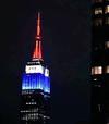 El Empire State de Nueva York iluminó su cúspide tras los atentados en Francia.
