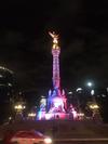 En la Ciudad de México, el Ángel de la Independencia se iluminó con los colores de Francia.