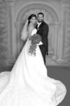 Felices en una fotografía de estudio lucieron el día de su boda Beatriz Aracely Morales Castañeda y Alfonso López Gutiérrez.- Estudio Fassio