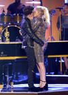La actuación de Meghan Trainor y Charlie Puth recibió especial atención cuando los intérpretes se besaron en el escenario tras cantar su tema Marvin Gaye.