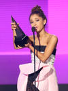 Ariana Grande se llevó el galardón de artista femenina favorita de pop/rock.