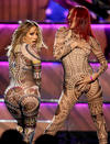 Jennifer Lopez, quien fue la anfitriona de la ceremonia, deslumbró con sus atuendos.