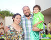 22112015 CUMPLE TRES AñOS.  El pequeño Gonzalo con sus papás, Mary Carmen y Gonzalo.