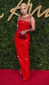 La cantante y ahora actriz, Lady Gaga lució un sensual y elegante vestido rojo en el Coliseo de Londres.
