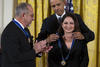 El presidente de EU, Barack Obama, le coloca la medalla a la cantante Gloria Estefan.