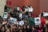 Los fanáticos de One Direction llevaron banderas mexicanas para darle la bienvenida al grupo.