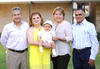 Acompañado de sus abuelitos, Arturo y Mary Cruz Castañeda, Alfonso Javier y María Elena Escudero
