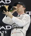 Nico disfrutando del placer de la victoria y sí, también de la champaña.