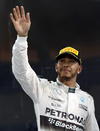 Lewis recibiendo la ovación del público para recibir su segundo lugar del GP de Abu Dhabi, así como su tan ansiado tercer campeonato.