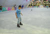 Laguneros disfrutan de la pista de hielo ubicada en la Plaza Mayor de Torreón.