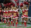 La bellas animadoras de los Raiders saben como buscar el apoyo de los aficionados al equipo.