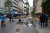 Las lluvias dejaron al descubierto fallas en la obra de introducción del drenaje sanitario en la avenida Morelos, que se encuentra en ejecución.