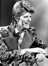 David Robert Jones, el verdadero nombre de Bowie, quien fue productor discográfico y arreglista, también se le conoce por la amplia gama de experimentos musicales que desarrollo a lo largo de su carrera y la profundidad intelectual de sus letras.