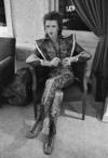 Mucho antes de que los alter ego y los atuendos descabellados se volvieran habituales en el pop, Bowie revolucionó el mundo de la música con el lanzamiento de su álbum de 1972 The Rise of Ziggy Stardust and Spiders from Mars, que introdujo a uno de los personajes más famosos de la música.