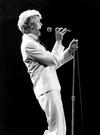 Mucho antes de que los alter ego y los atuendos descabellados se volvieran habituales en el pop, Bowie revolucionó el mundo de la música con el lanzamiento de su álbum de 1972 The Rise of Ziggy Stardust and Spiders from Mars, que introdujo a uno de los personajes más famosos de la música.