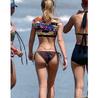 La cantante y actriz compartió una foto en la que aparece en la playa posando con un diminuto y ajustado traje de baño en tono rojo que resalta su figura.
