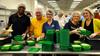 10012016 Rotarios de Columbia, Missouri (EE.UU.) USA, sirven como voluntarios en un banco de alimentos.