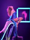 La cantante mostró sus mejores pasos de baile que dejaron boquiabiertos a los espectadores.