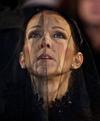Centenares de personas, entre ellas la esposa del primer ministro de Canadá, Sophie Grégoire-Trudeau, acompañaron a la cantante.