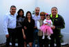 Isabella con sus papás, Sandra y Gerardo, y sus abuelitos, Salvador, Lupita, Gerardo y Bego