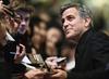 George Clooney firmando autógrafos a su llegada al festival.