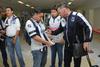 El técnico Antonio Mohamed en su llegada al Aeropuerto de Torreón.