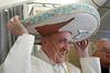 Antes de comenzar a saludar uno por uno a los periodistas, Bergoglio recibió un sombrero de Charro mexicano con una imagen de Nuestra Señora de Guadalupe y se lo colocó emocionado, como lo hicieran Juan Pablo II y Benedicto XVI.