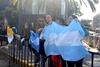 Banderas de su país esperan al primer pontífice argentino.