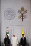 Tras su entrada al Patio Central del inmueble, se escucharon los himnos nacionales de México y El Vaticano.