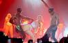 Durante un concierto en Monterrey, Miley Cryrus fue criticada por el uso indebido de la bandera de México, acto que derivó en una sanción.