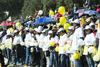 Miles de ciudadanos salieron las las calles de Ecatepec a recibir al Papa con globos blancos y amarillos.