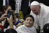 Los niños aprovecharon para fotografiarse con el Papa.