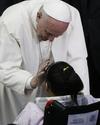 El Papa se vio feliz de visitar a los infantes, a quienes saludó y bendijo.