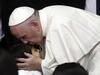 El Papa se vio feliz de visitar a los infantes, a quienes saludó y bendijo.