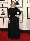 Sam Smith lució elegante durante la alfombra roja.