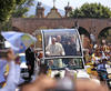 Miles de fieles salieron a las calles a expresar su cariño al Papa.