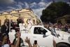 El papa recorrió las calles de Morelia en su camino al estadio "Venustiano Carranza".