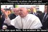 “No seas egoísta”, reprochó el Papa al joven que tiró de él emocionado, momento que fue transmitido en vivo y las imágenes han dado ya la vuelta al mundo.