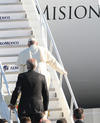 Al pie de la escalinata del avión, el papa estrechó la mano de las autoridades y, tras subir las escaleras, bendijo la aeronave con agua.