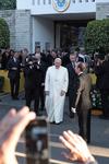 Ya fuera de la Nunciatura, centenares de feligreses católicos se reunieron para darle el adiós, entre ellos un grupo de enfermos en silla de ruedas y también muchos niños, que gritaron "¡papa! ¡papa!" para captar la atención de Jorge Mario Bergoglio.