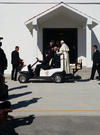 Jorge Mario Bergoglio descendió de la aeronave a las 11:10 horas y tras los primeros saludos con autoridades religiosas y civiles, besó y bendijo a varias niños, quienes le entregaron rodas blancas.
