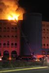 Una chispa provocada por la pirotecnia previa a un espectáculo de rodeo provocó que se incendiaran y consumieran casi en su totalidad las instalaciones del Coliseo Centenario de Torreón.