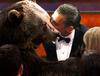 El oso de The Revenant, también apareció en la gala.