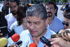 El alcalde Miguel Riquelme  colocó las estampillas que acreditan a los vehículos como taxis seguros.