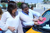 El alcalde Miguel Riquelme  colocó las estampillas que acreditan a los vehículos como taxis seguros.