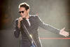 Pantalón de mezclilla, playera blanca con saco negro y gafas oscuras, así de simple salió Marc Anthony al escenario este martes en la Ciudad de México.