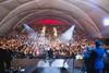 No necesitaba más, el encanto estaba en su voz y en sus gestos pero sin duda una de las cosas que más gustó en su concierto como parte de la Gala Starlite en el hipódromo de las Américas fue su postura sobre a la situación de los mexicanos en EU con la candidatura de Donald Trump.