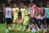 El árbitro fue uno de los más presentes en el encuentro, anulando un gol a las Chivas.