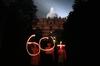 Por la Tierra. Activistas forman con luces "60+", simbólo de la Hora del Planeta, afuera del Monasterio Budista de Borobudur en Magelang, Java Central, Indonesia. En cada ciudad se apagaron las luces por una hora, 20:30 a 21:30 de la hora local.
